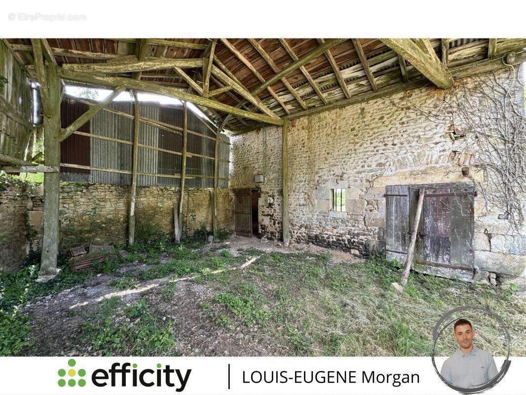 Maison 171 m² à Champagne-Saint-Hilaire  - photo 7