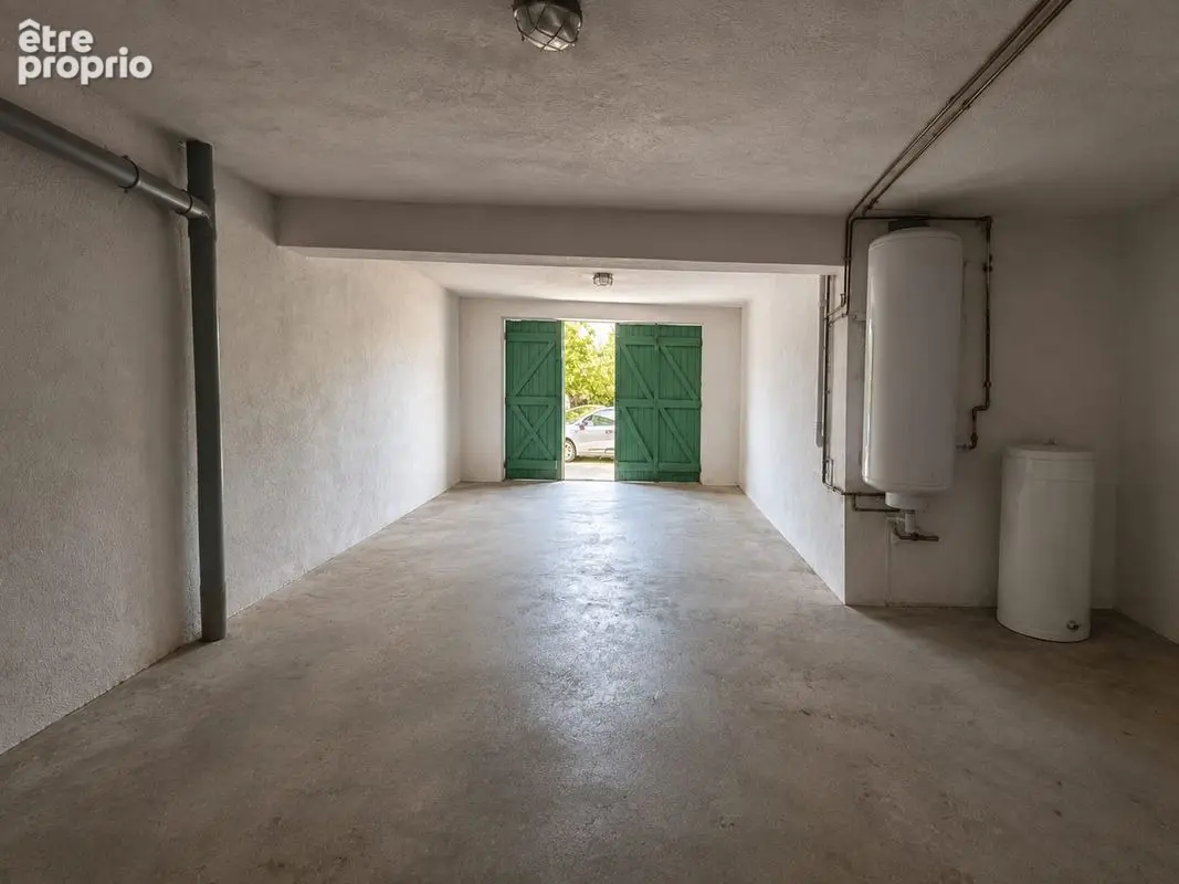 Appartement 85 m² habitables à rénover - Quartier d'Anthéor  - Cave de 60 m² de plain-pied - photo 8