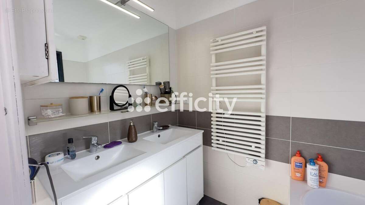 Maison à JONQUIERES-SAINT-VINCENT