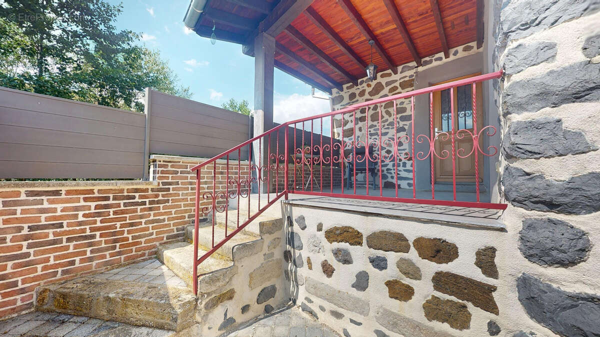 EN EXCLUSIVITE ! le prix d'un grand appartement! Maison de bourg de caractère rénovée, avec garage et terrasse - photo 9