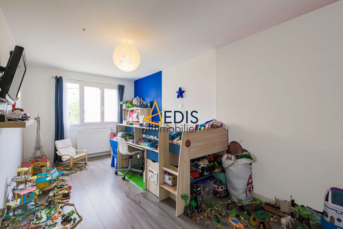 Chambre 1 - Appartement à ECHIROLLES