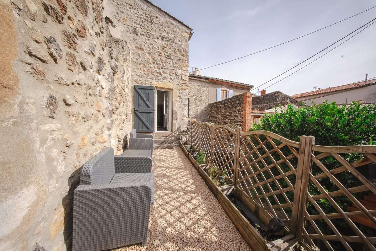 Maison 185 m² à Neschers  - photo 7
