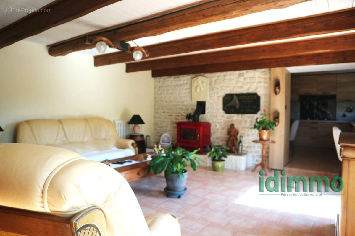 Ensemble immobilier en  bon etat general de 190 m2 sur un terrain clos de 450 m2. au centre historique de la j - photo 11