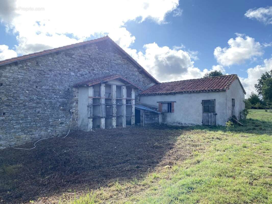 Jolie maison de campagne avec un grand jardin et de belles dépendances - photo 27