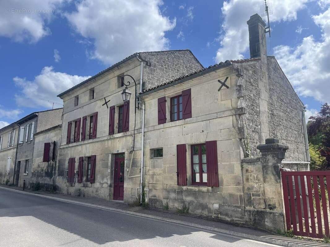 Maison à SAINT-MEME-LES-CARRIERES