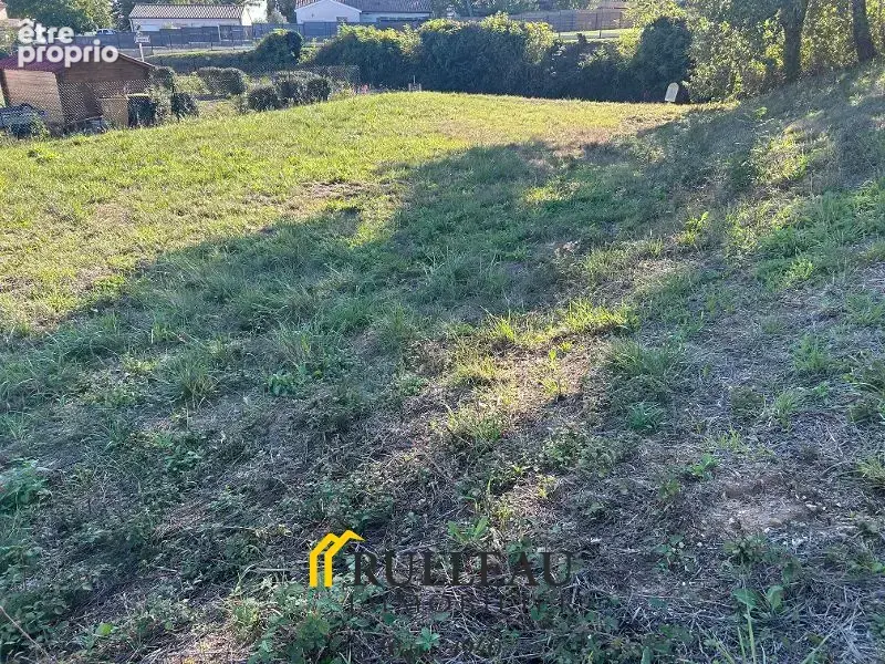 BOURG: Terrain à bâtir de 709m2, proche des commodités - photo 3