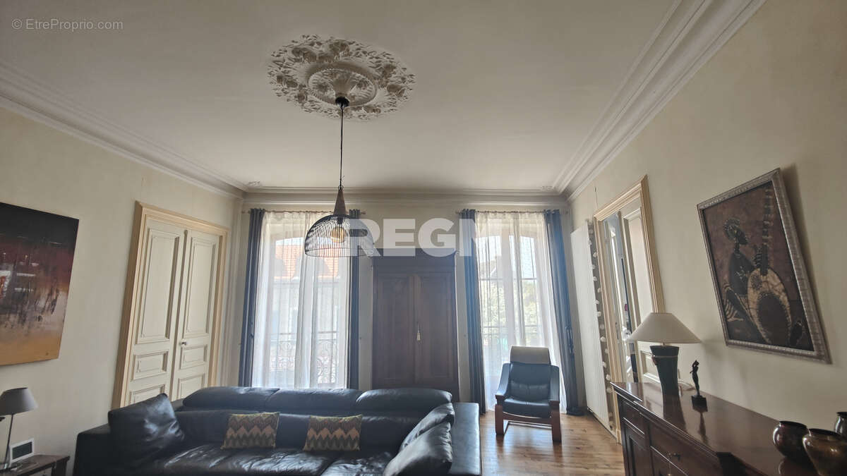 PAU    Superbe appartement T4 entièrement rénové avec terrasse et vue Pyrénées - photo 4