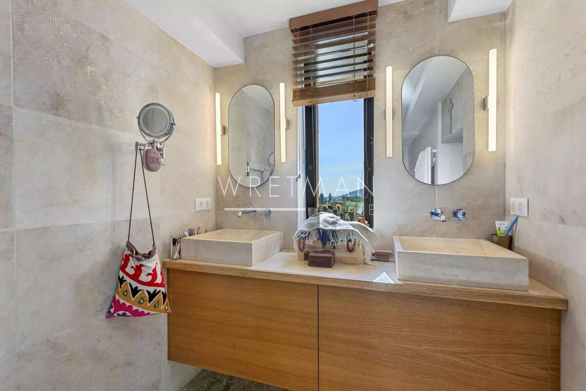 Maison à CHATEAUNEUF-GRASSE