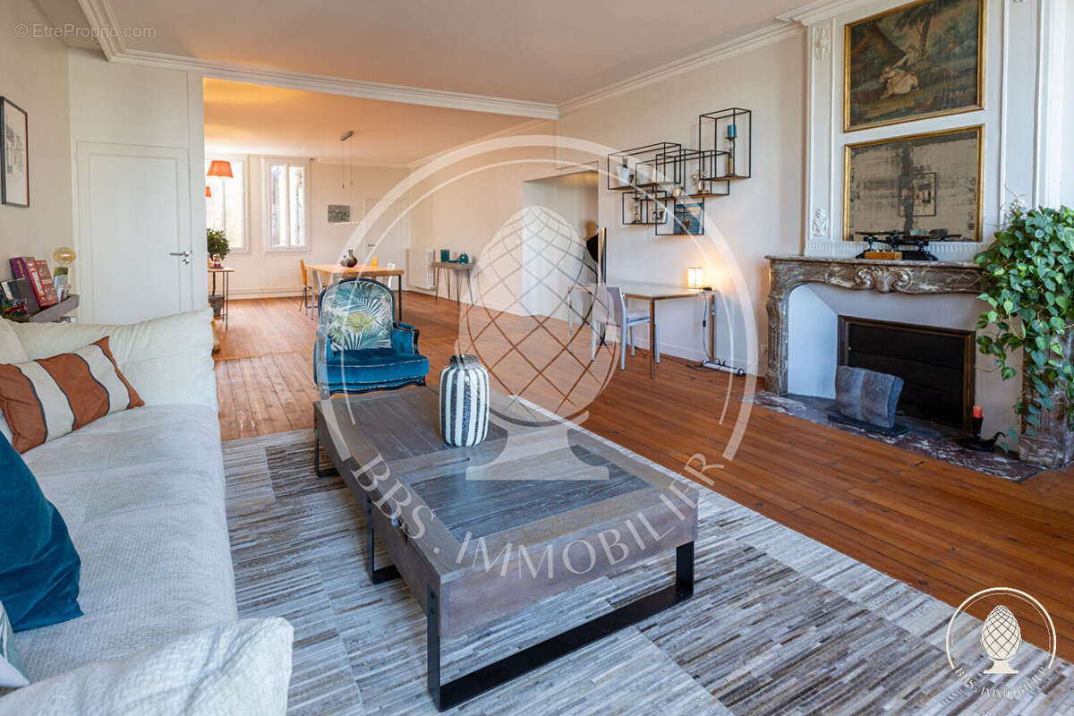 A vendre : Appartement Belles Prestations hyper centre de la Rochelle - photo 3