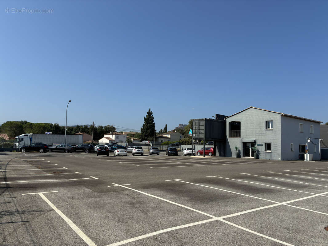 Terrain avec local commercial a vendre - 2600 m2 proche autoroute - photo 3