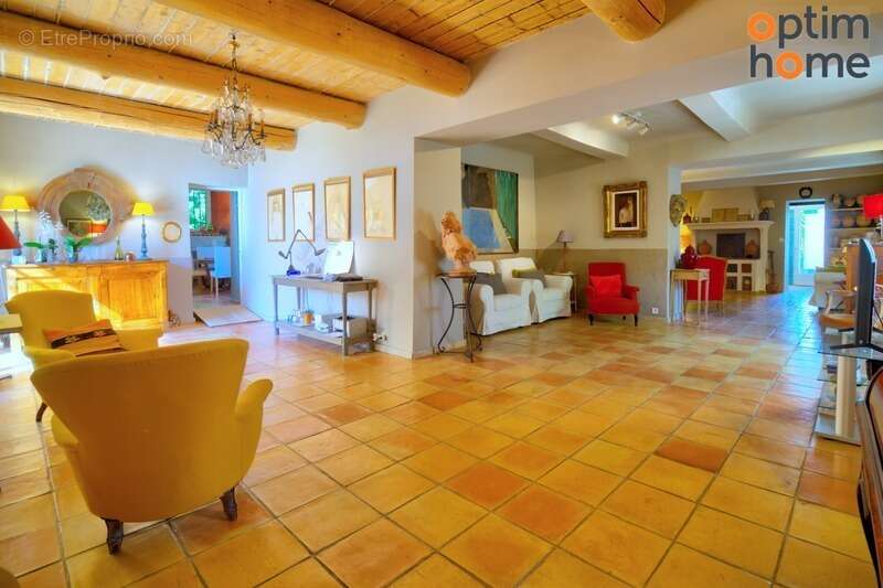 Aix-en-Provence - Superbe Mas Provençal T7 du 18ème Siècle de 275 m² entièrement rénové, sur 6000 m² de terrain, au calme et san - photo 14