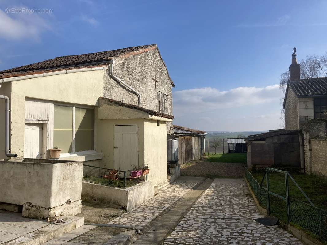 Maison à FAYE-LA-VINEUSE