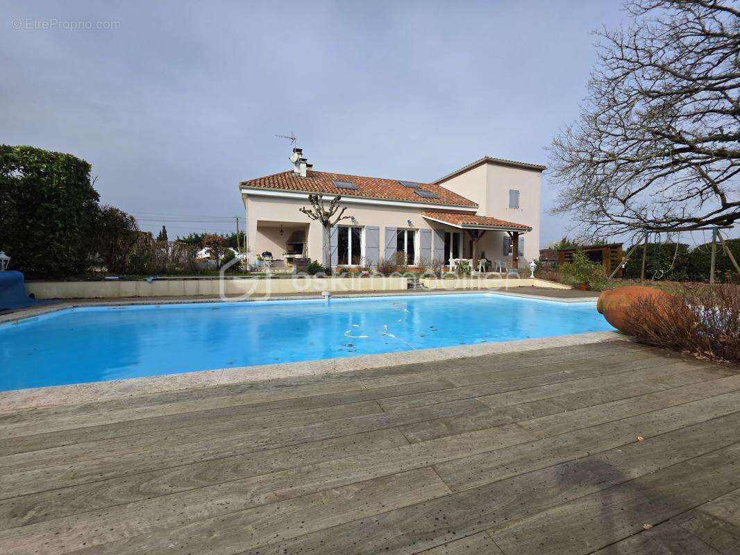 Maison à SAINTE-COLOMBE-EN-BRUILHOIS