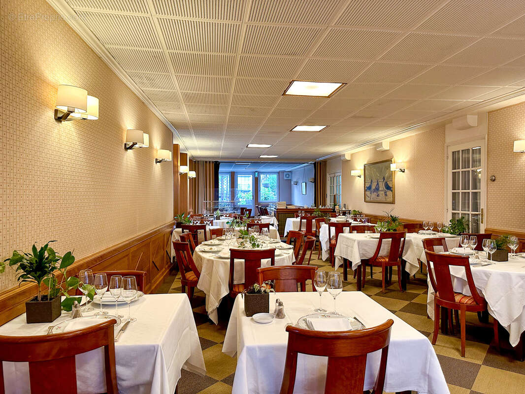 Commerce à PARAY-LE-MONIAL