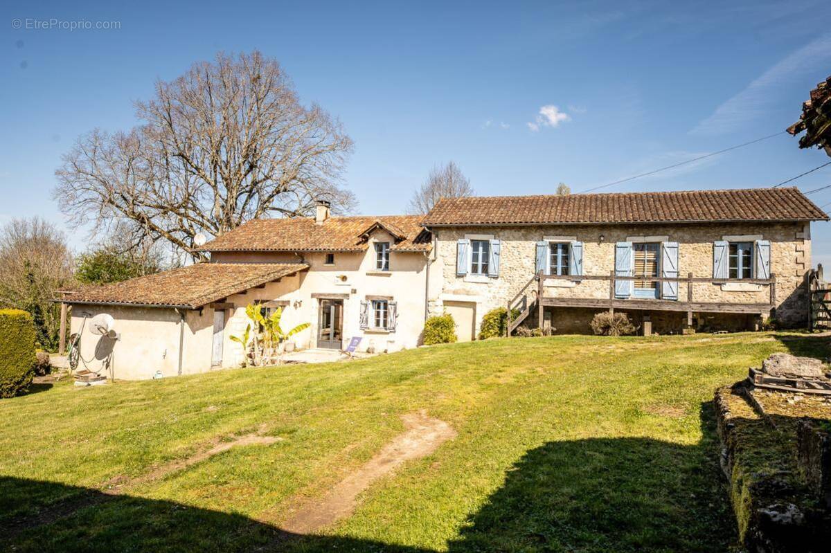 Maison à BUSSAC