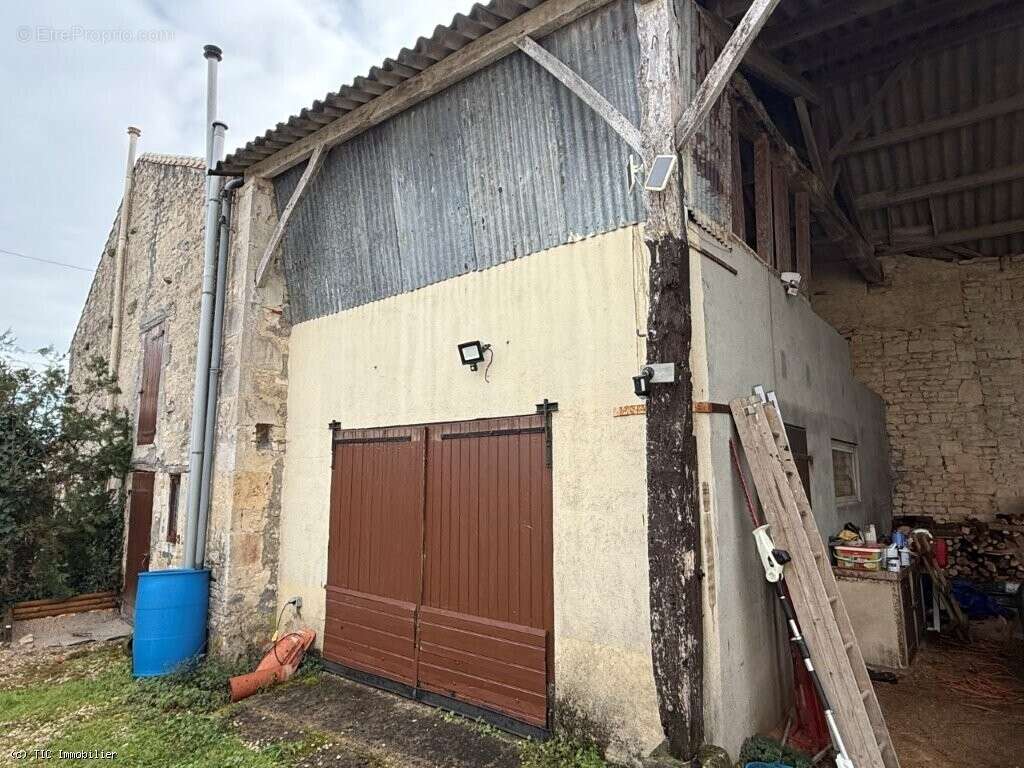 Maison à AIGRE