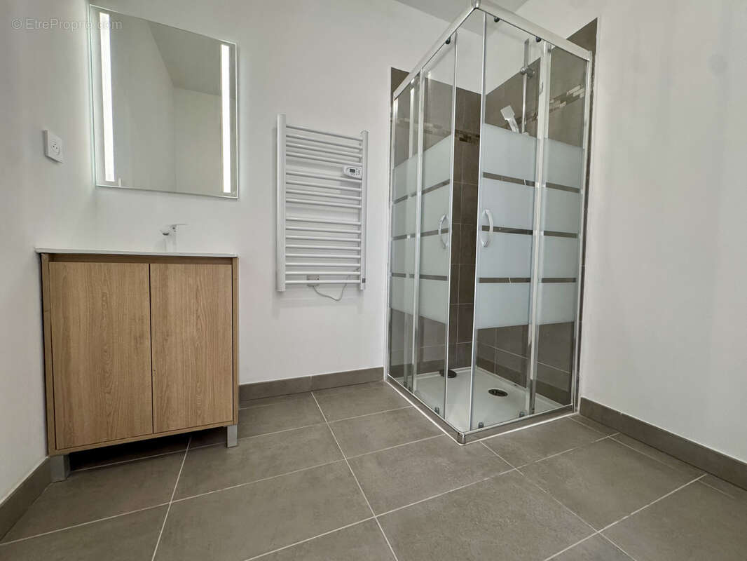 Appartement de type T2 en rez de chaussée au sein d'une résidence avec piscine à La Londe les Maures - photo 7