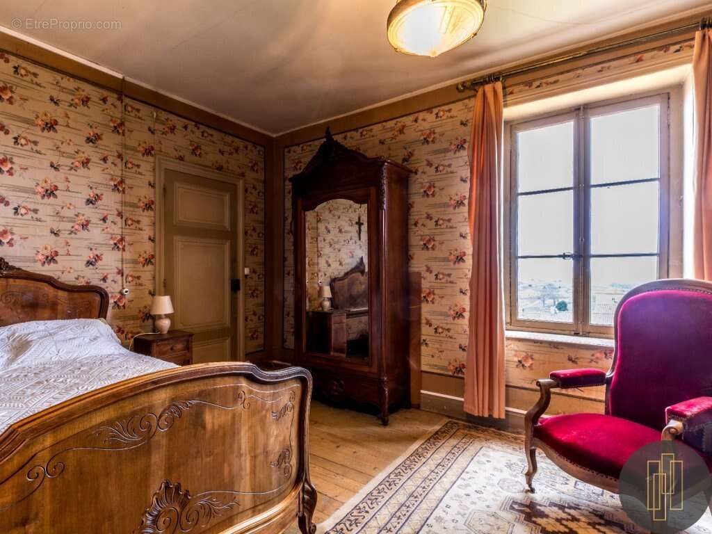 Maison à SAINT-ETIENNE-LA-VARENNE