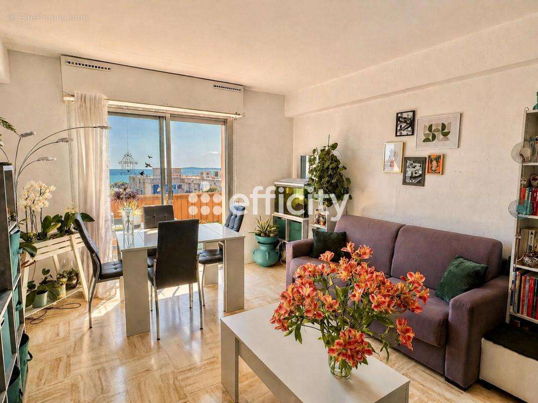 Appartement à SAINT-LAURENT-DU-VAR