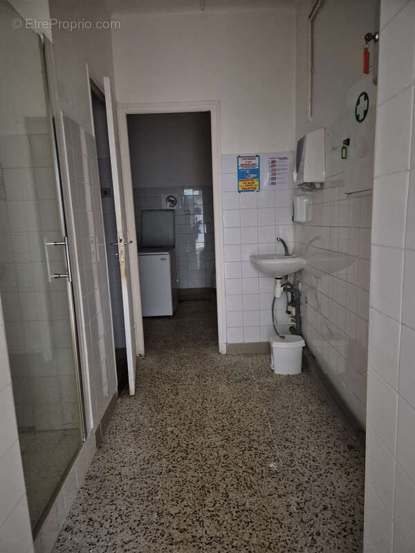 Bâtiment industriel à vendre   Alès • ±660 m2 sur terrain clos 1 389 m2 - photo 26