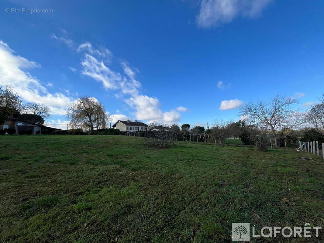 Terrain à SAINT-PIERRE-DE-LAGES