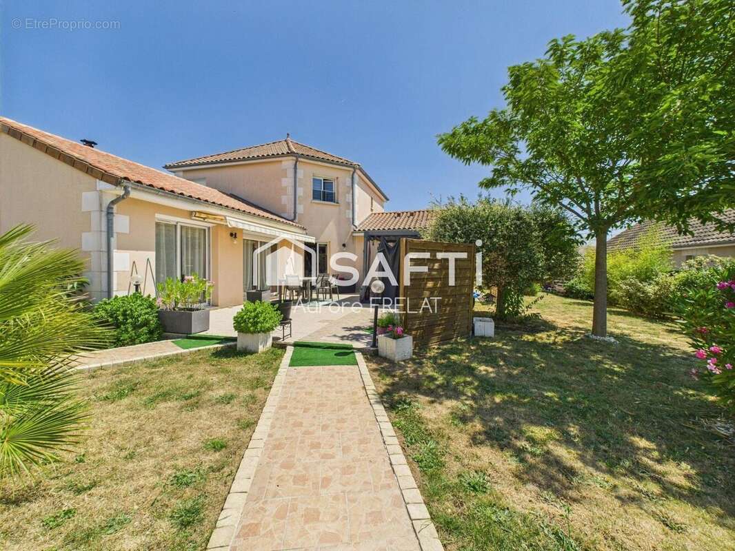 Maison 174 m² à Noyant-De-Touraine  - photo 2