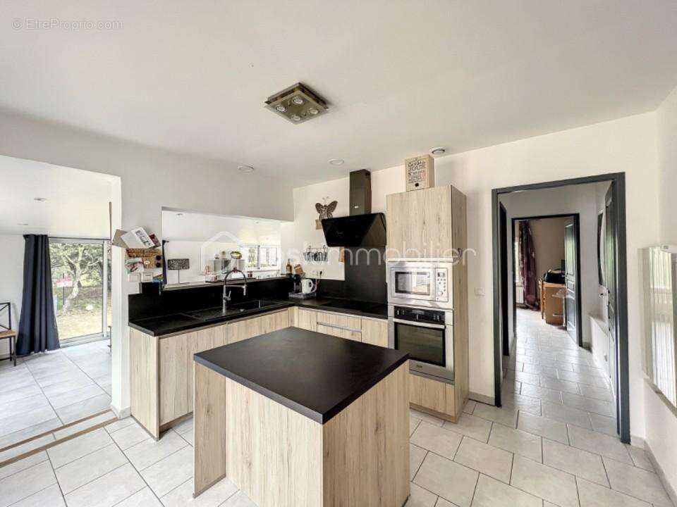 Maison de 317 m2 composée de 3 habitations distinctes - photo 6