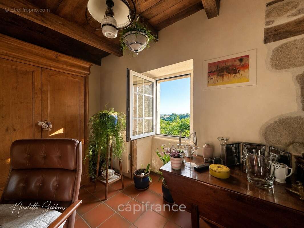 Jolie maison en pierres avec petites dépendances - photo 9