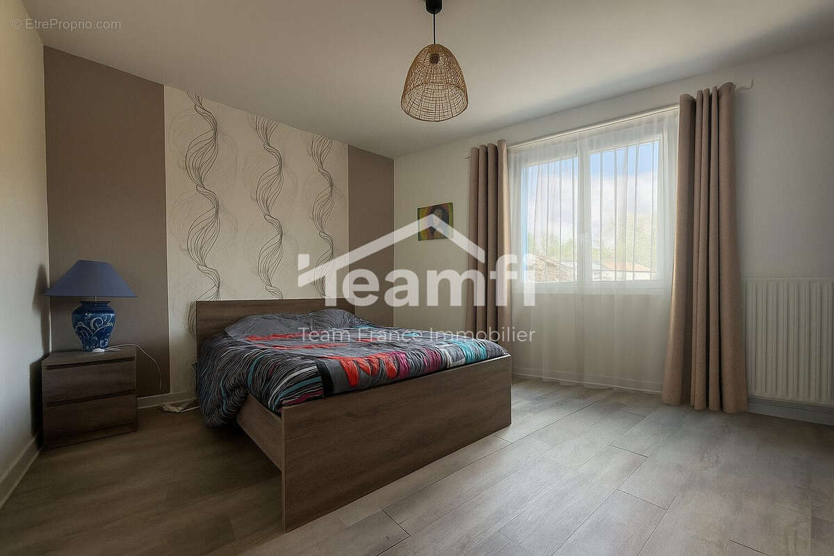 Maison à VIC-LE-COMTE