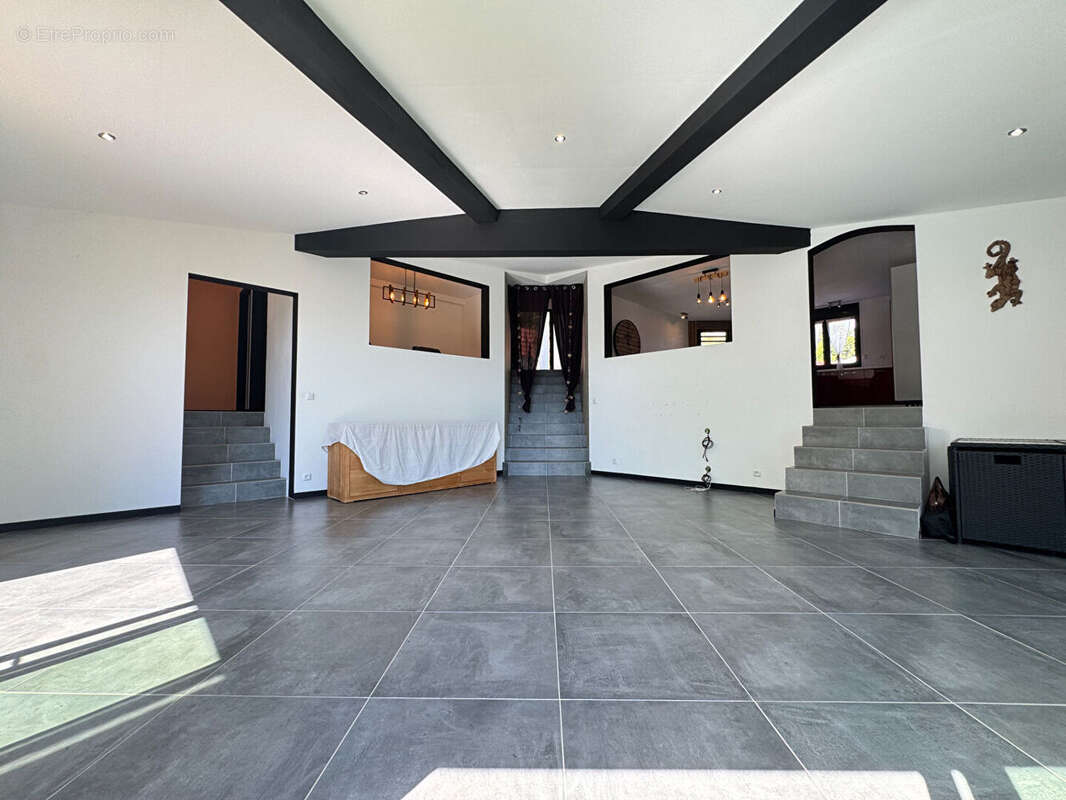 A VENDRE - La Montagne proche Ruisseau Blanc - Villa contemporaine T7 avec piscine, garage et vue mer - photo 6