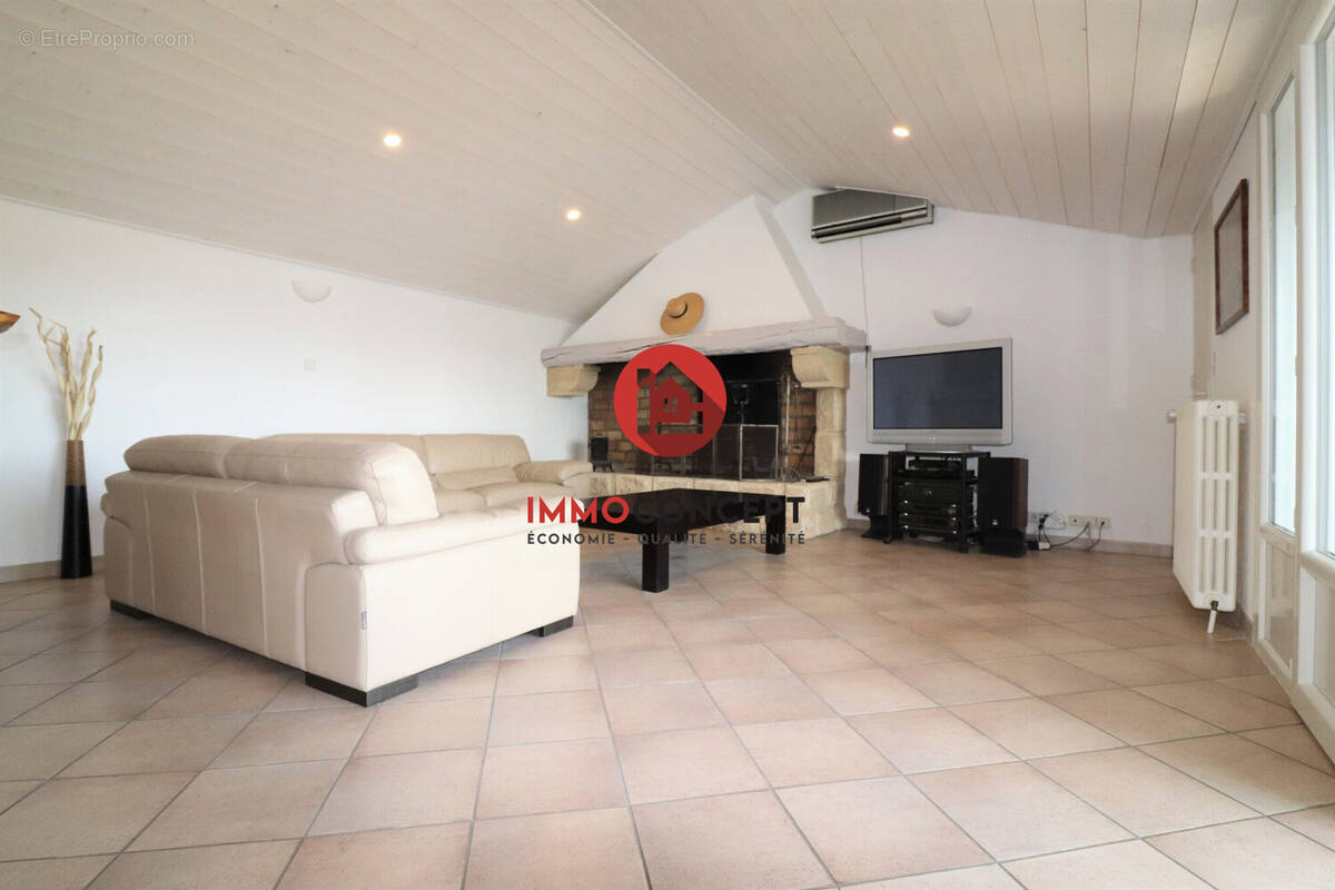 Appartement à LAUDUN-L'ARDOISE