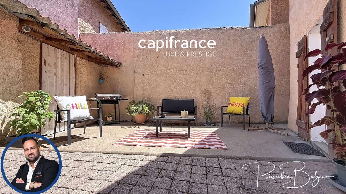 Maison à vendre 4 pièces SAINT GENIS LES OLLIERES (69) – Le charme d'une maison de village avec cour intimiste, garage et vie à  - photo 3