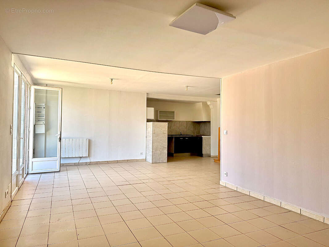 À VENDRE - Maison composée de deux logements indépendants avec terrain de 1300m2 environ - photo 5