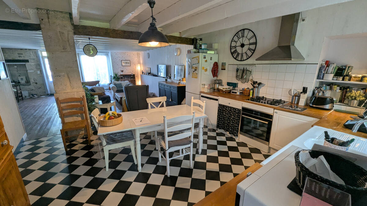 Maison à MAGNE