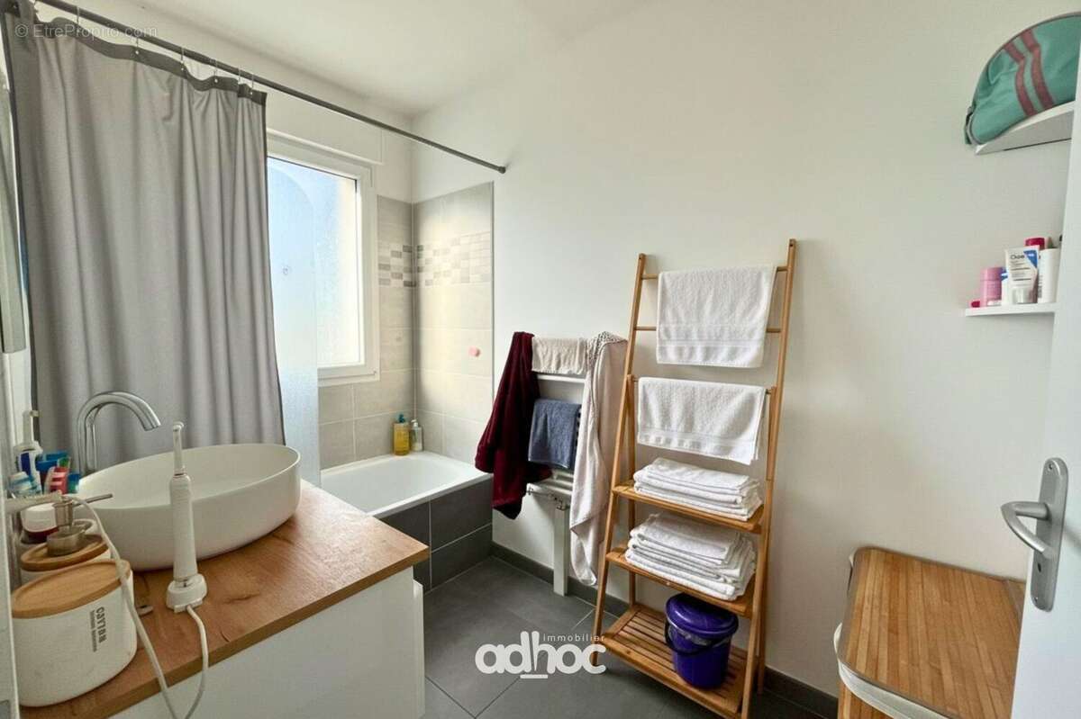 Maison 86 m² à Saint-Jean-De-La-Ruelle  - photo 6