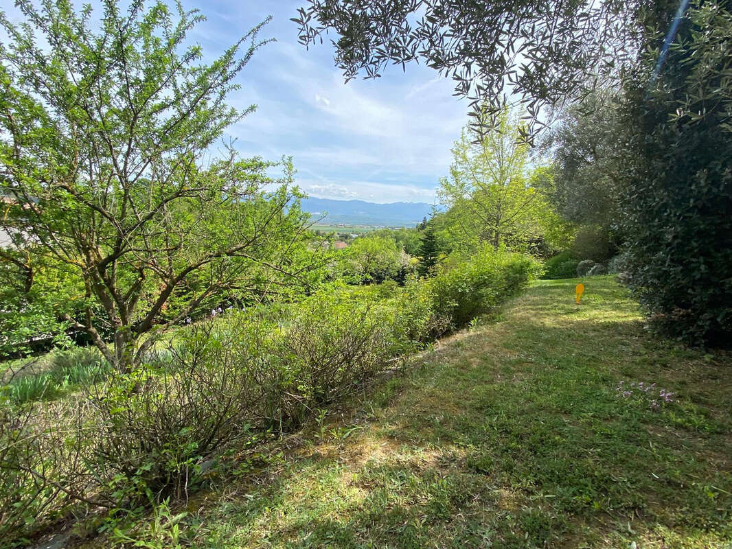Terrain à GENISSIEUX