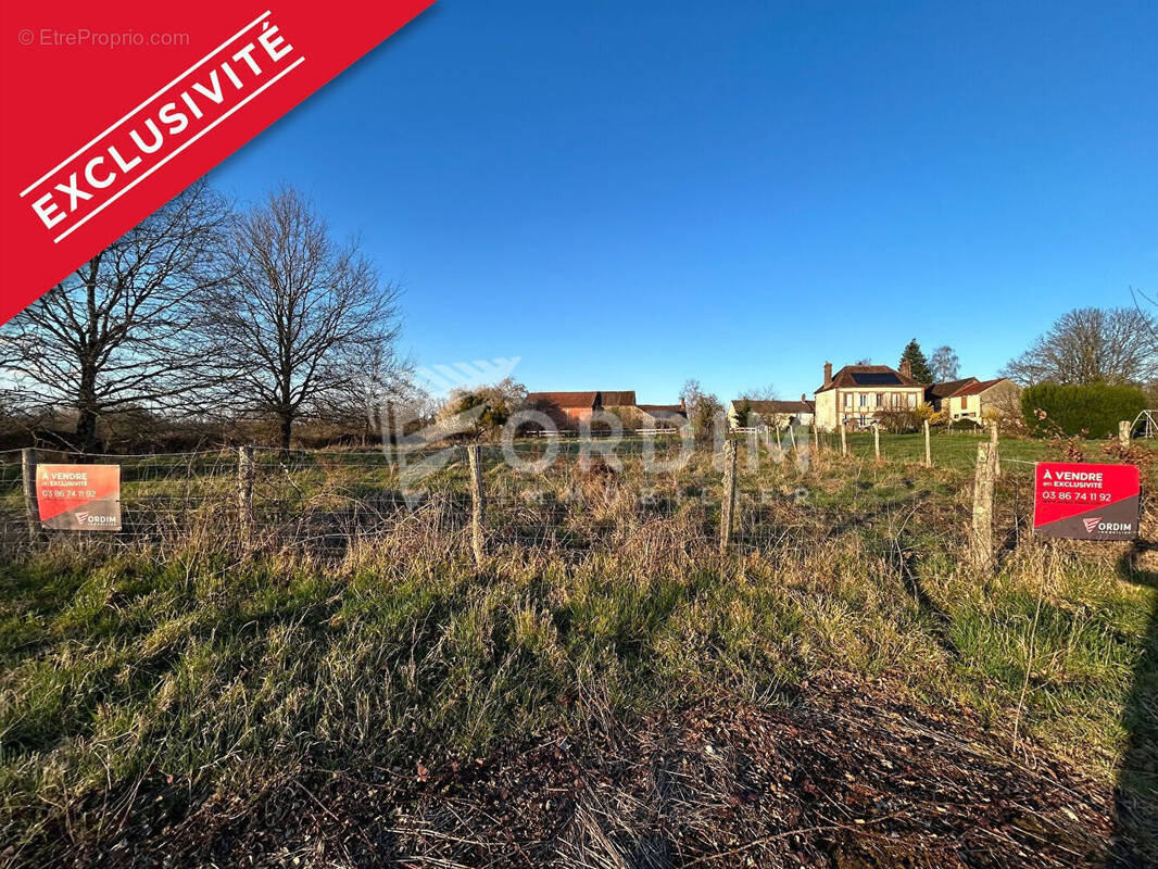 Terrain à MOULINS-SUR-OUANNE