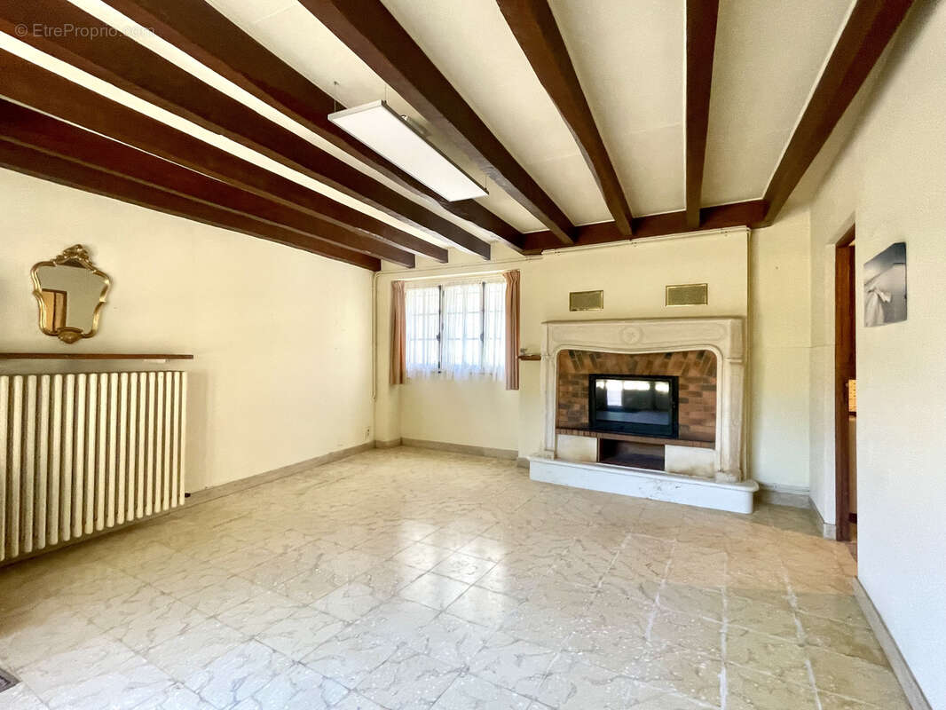 Maison de caractere avec dependances // centre bourg mirebeau - photo 8