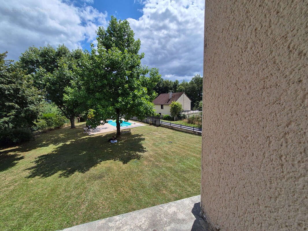 CORREZE. En bordure du village de CORREZE. Jolie maison de 4 chambres avec piscine, nichée dans un beau jardin de 2 112 m². - photo 2