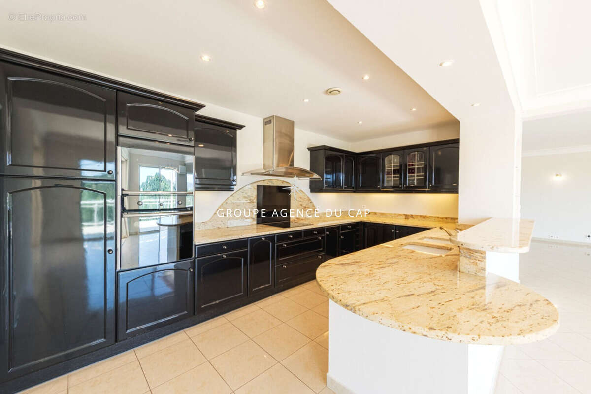 Vue degagee tres belle villa lumineuse de 7 pieces 5 chambres piscine deux garages proche golfs - photo 3