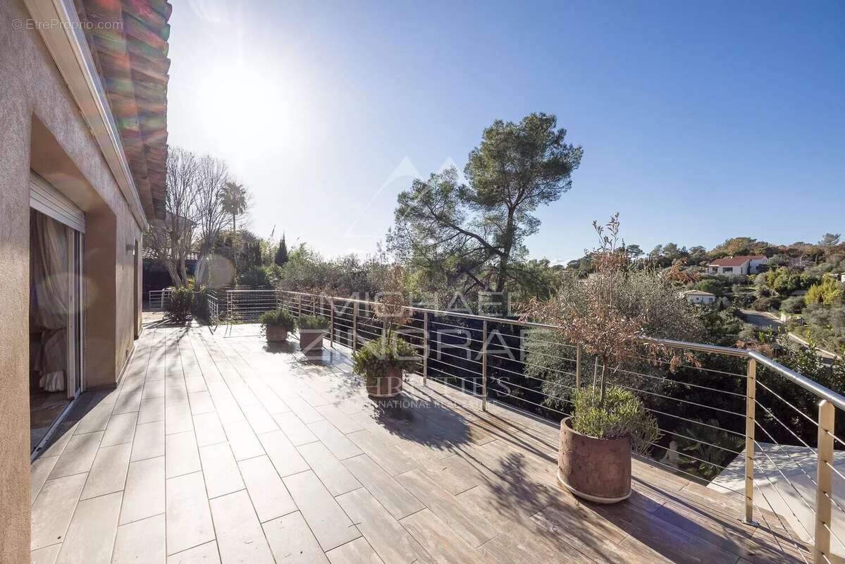 Maison à ROQUEFORT-LES-PINS