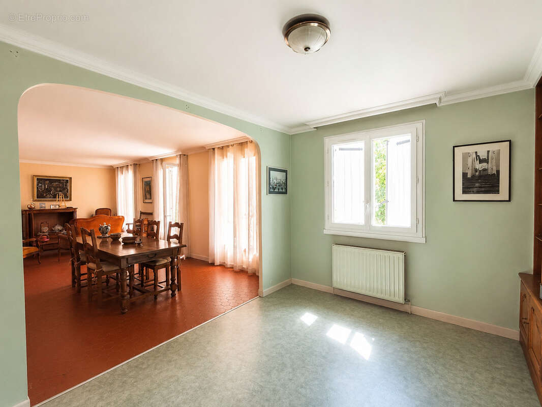 VAUX LE PENIL Maison familiale au calme, proche du centre ville avec sous sol total - photo 3