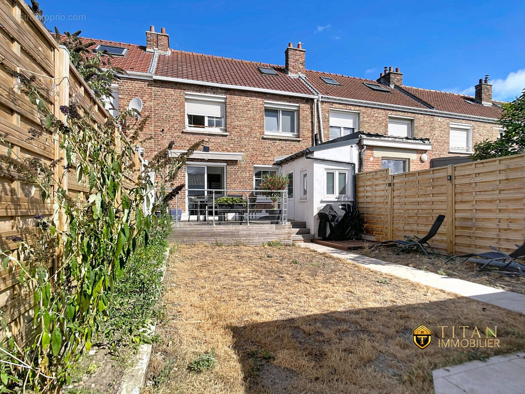 Maison mitoyenne avec 2 chambres, un bureau, comble aménageable, jardin exposé sud et grand garage à Dunkerque (59240) - Maison à DUNKERQUE