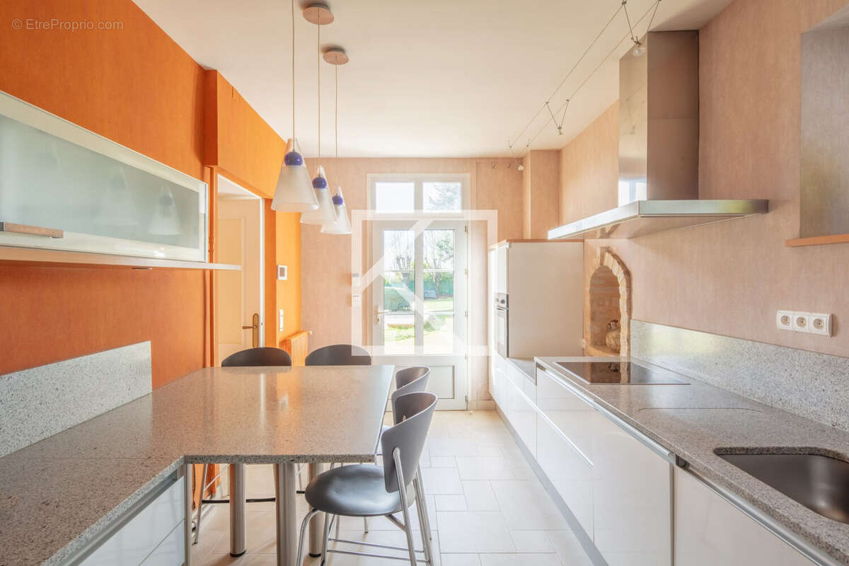 Maison 220 m² à Saint-Pavace  - photo 4
