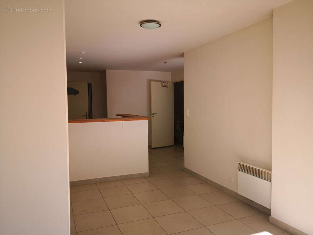 Cuers Immeuble 5 appartements, un commerce - photo 3