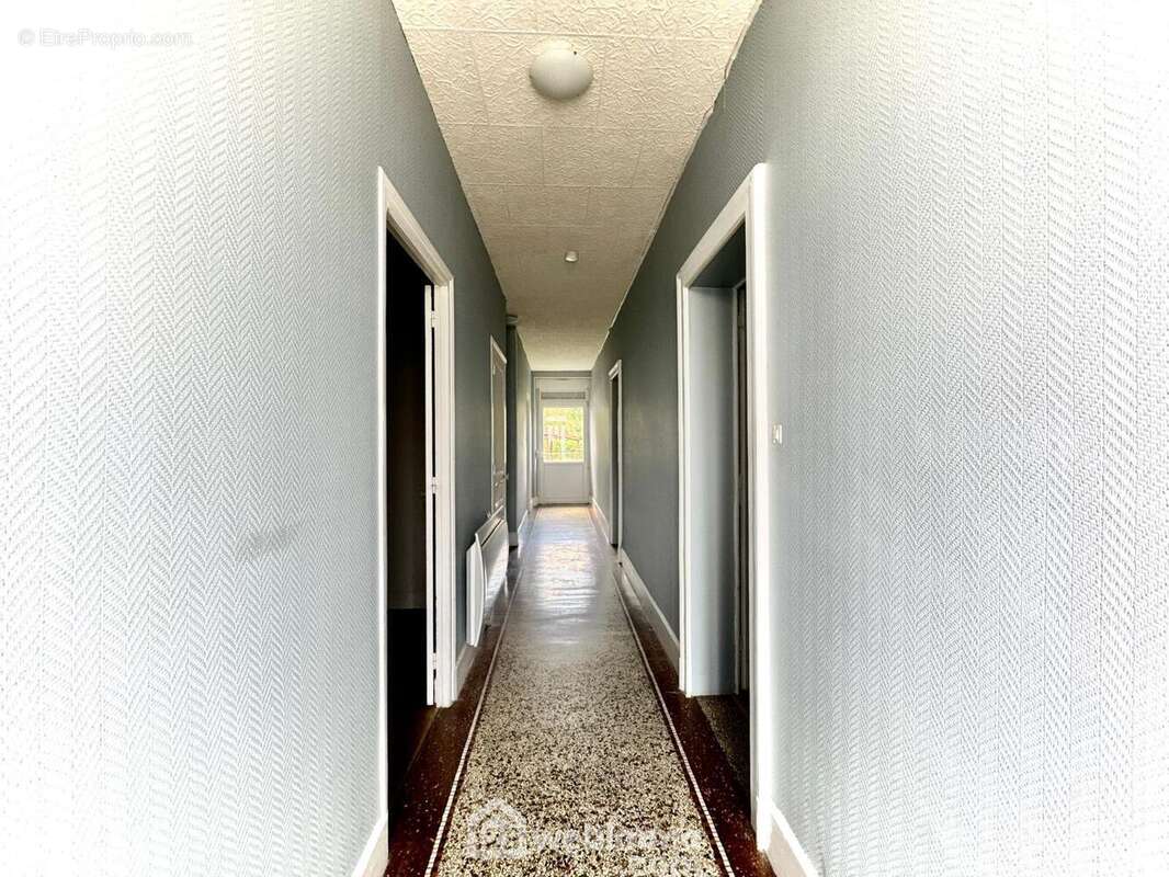 RDC: couloir central qui dessert toute les pièces et qui mène au jardin à l&#039;arrière - Appartement à BRAS-SUR-MEUSE