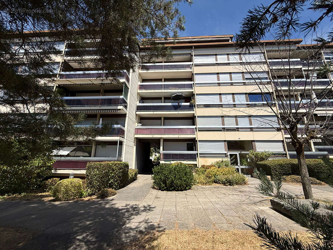 A vendre à ANNEMASSE, grand T2 en attique exposé sud avec vue Mont Blanc et Jet d'eau de Genève , garage - photo 8