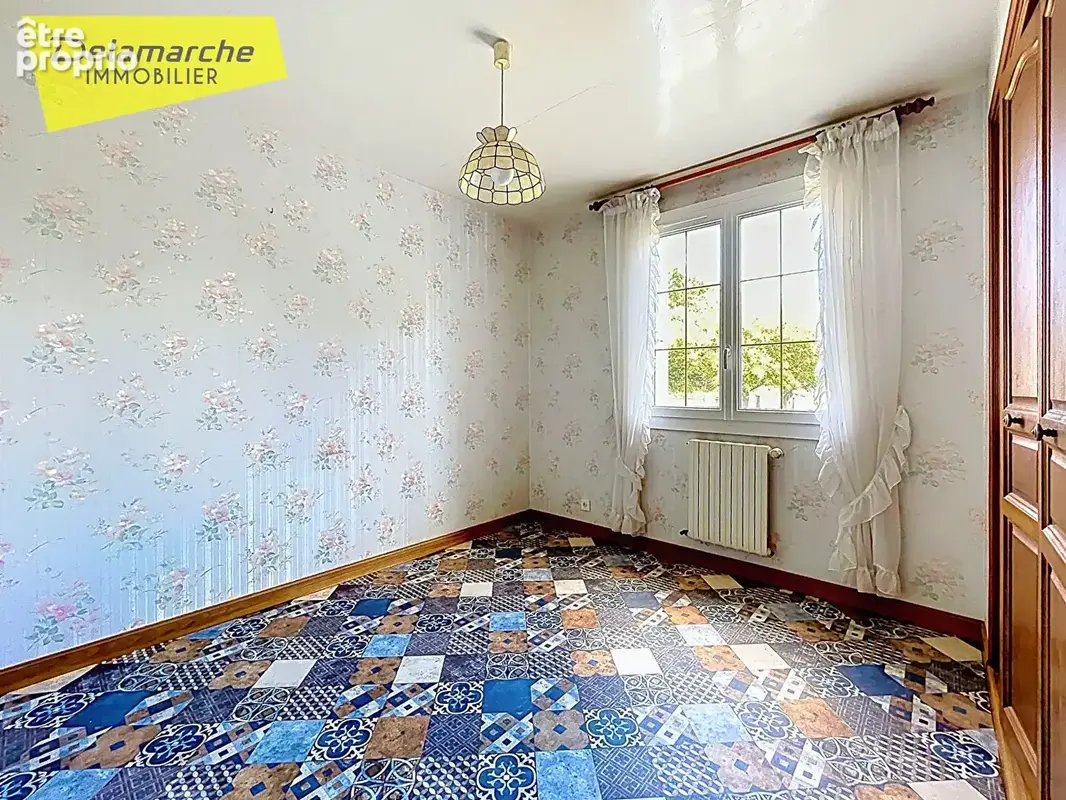 À vendre : maison à Grandparigny, 5 chambres, vie de plain-pied, sous-sol complet, dépendances et terrain constructible - photo 6