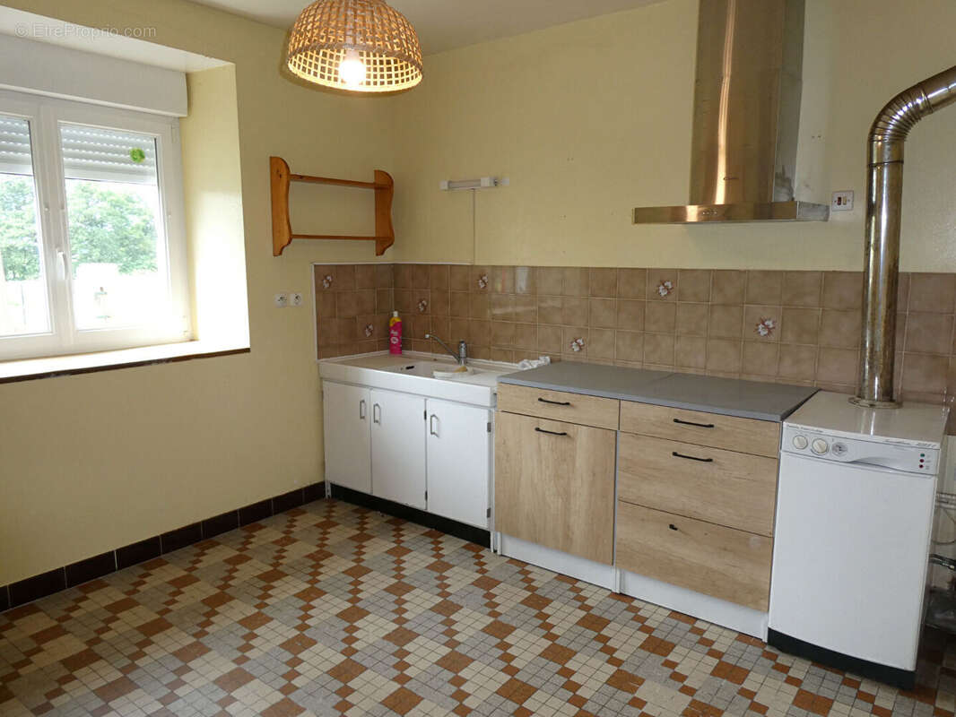 Maison de plain pied avec vue imprenable sur la campagne verdoyante. - photo 3