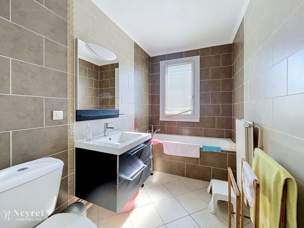 Appartement à SAINT-GENIS-LAVAL